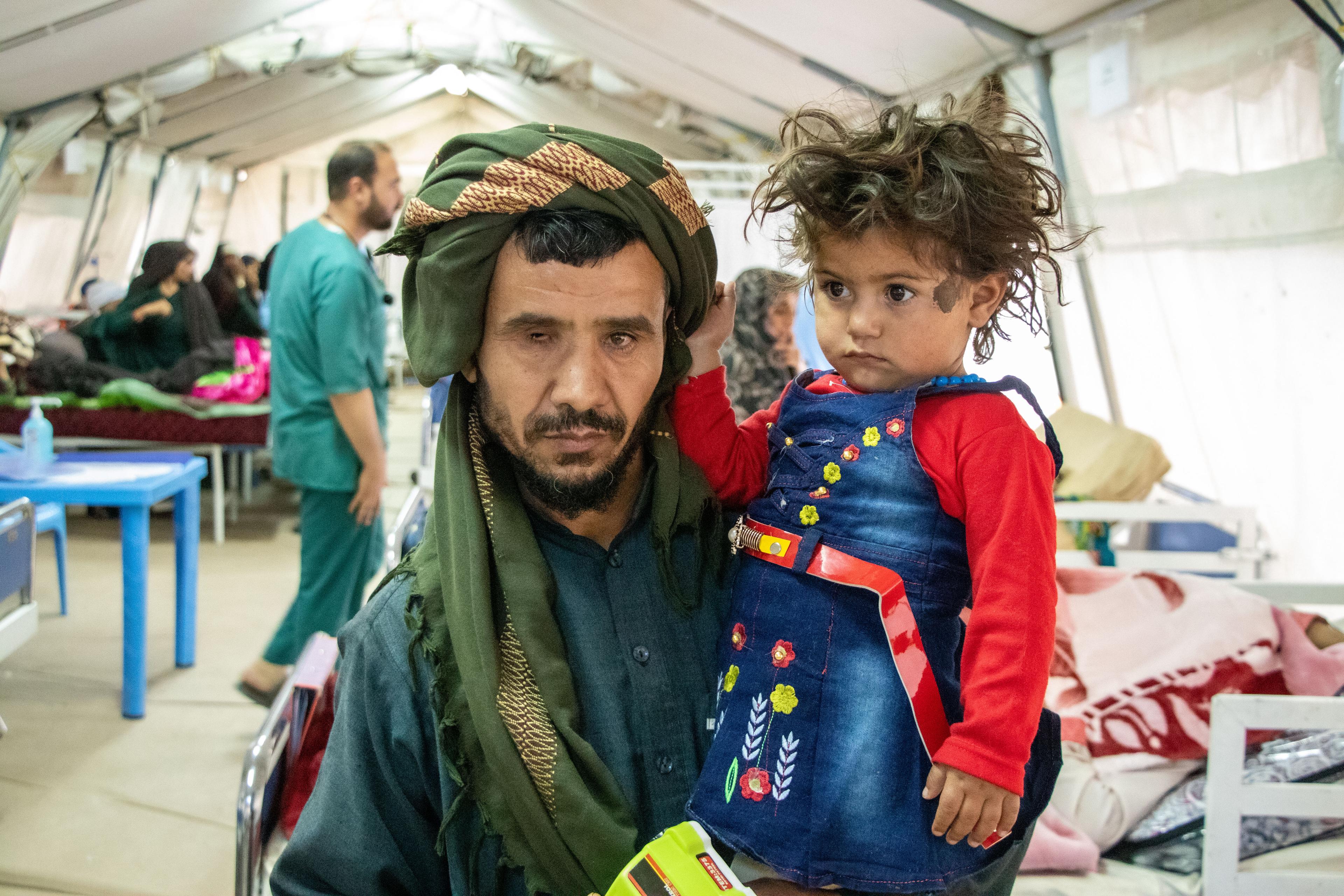 Farhah Din Malik et sa fille à l'intérieur d'une des tentes MSF à l'hôpital régional de Herat.  © Paul Odongo/MSF