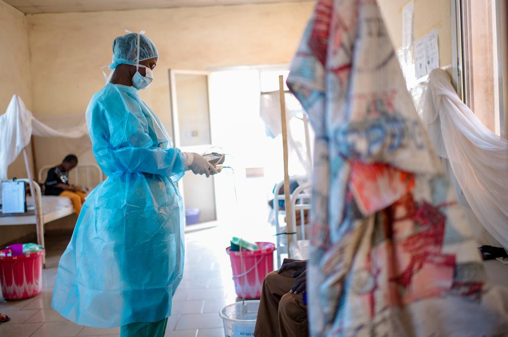 L'infirmière Kankou fait une ronde pour vérifier les patients admis pour diphtérie au Centre de Traitement Epidémiologique. Siguiri, Guinée, décembre 2023. © Andrej Ivanov/ MSF