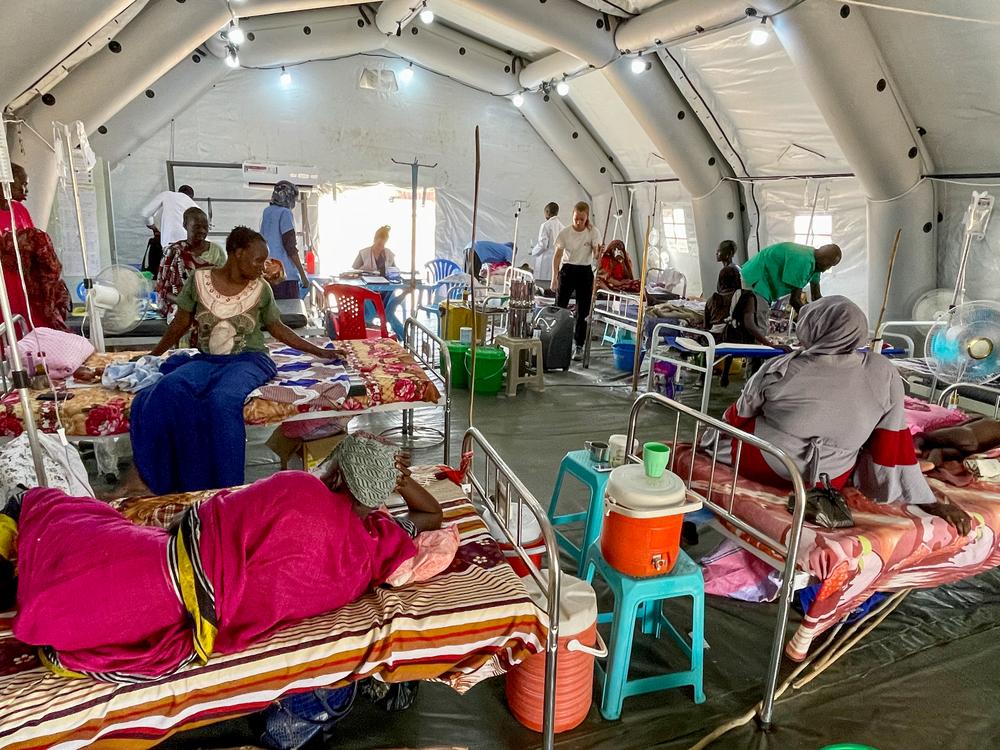 En raison du manque d'espace à l'hôpital civil de Renk, MSF a construit une tente pour accueillir plus de patients. Cependant, des conditions de chaleur extrême ont poussé les températures à l'intérieur à plus de 50 degrés, mettant en danger l'équipement médical et donc la vie des patients. © Kristen Poels/MSF