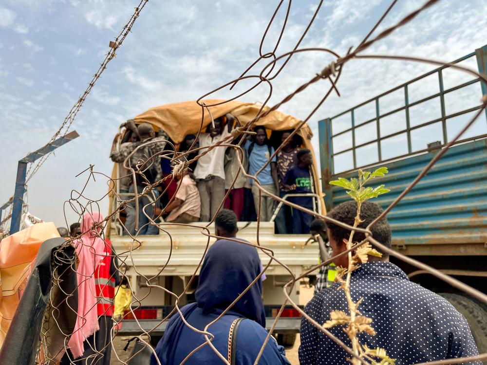 Des rapatriés et des réfugiés montent à bord des véhicules qui les conduiront du poste frontière de Joda, entre le Sud-Soudan et le Soudan, au centre de transit de Renk. © Kristen Poels/MSF