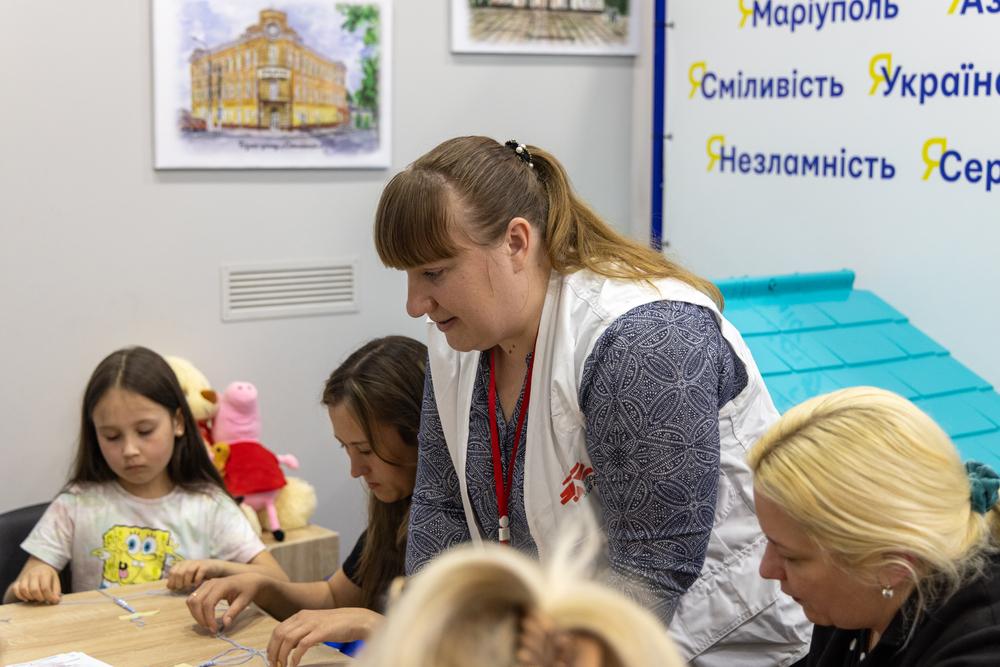 Activité de promotion de la santé de MSF au centre I'Mariupol avec un groupe d'enfants, leur mère et leur grand-mère. © Fanny Hostettler/MSF
