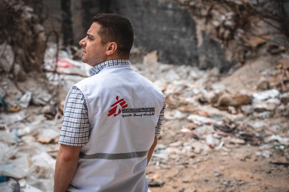 Dr Sohaib Safi sur le site de l'ancienne tour résidentielle Al Shuruk dans le centre de la ville de Gaza, démolie par une frappe aérienne israélienne lors de l'escalade de mai 2021. © Pierre Fromentin/MSF