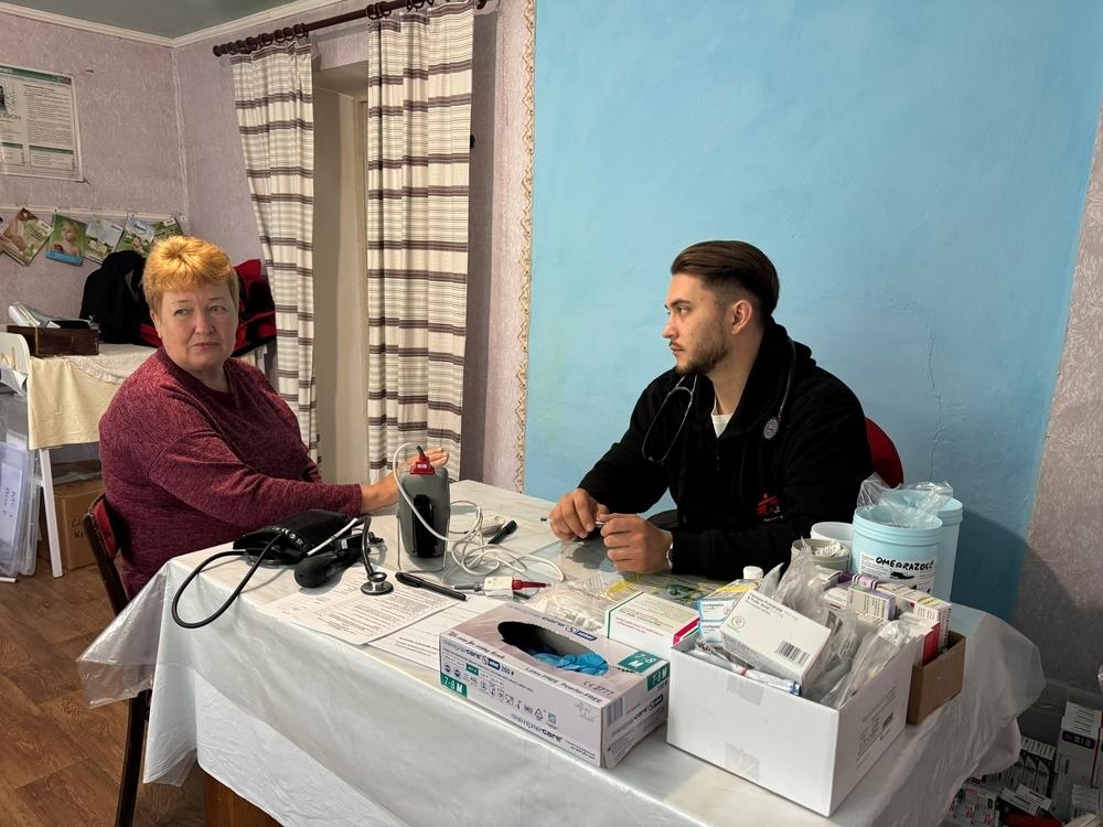 Le Dr Ruslan Shpara vérifie la tension artérielle et la glycémie d'Olha Panich. Ukraine 2024 © MSF