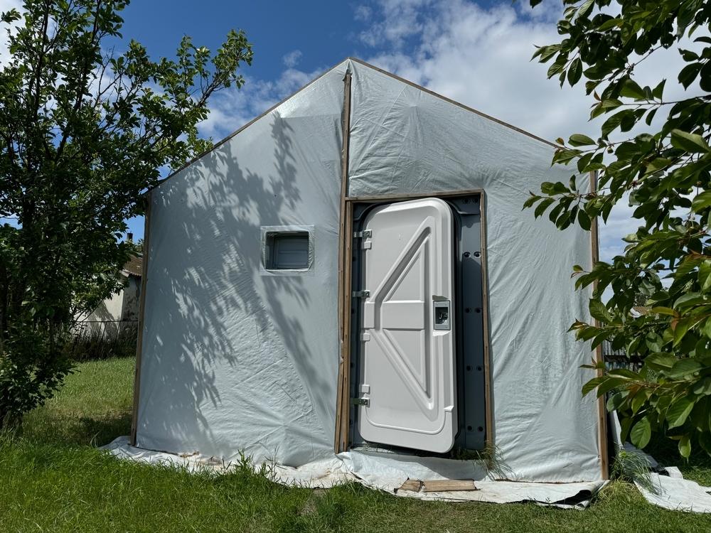 L'équipe de la clinique mobile se rend régulièrement dans le village de Virivka et travaille avec Olha dans cette maison modulaire. Ukraine 2024 © MSF