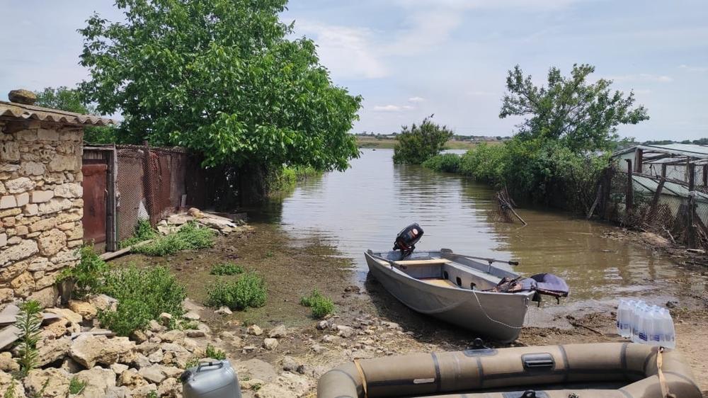 Bateau utilisé par des volontaires pour envoyer des médicaments fournis par MSF sur une autre rive de la rivière Inhulets, Fedorivka, région de Kherson, 2023 © MSF