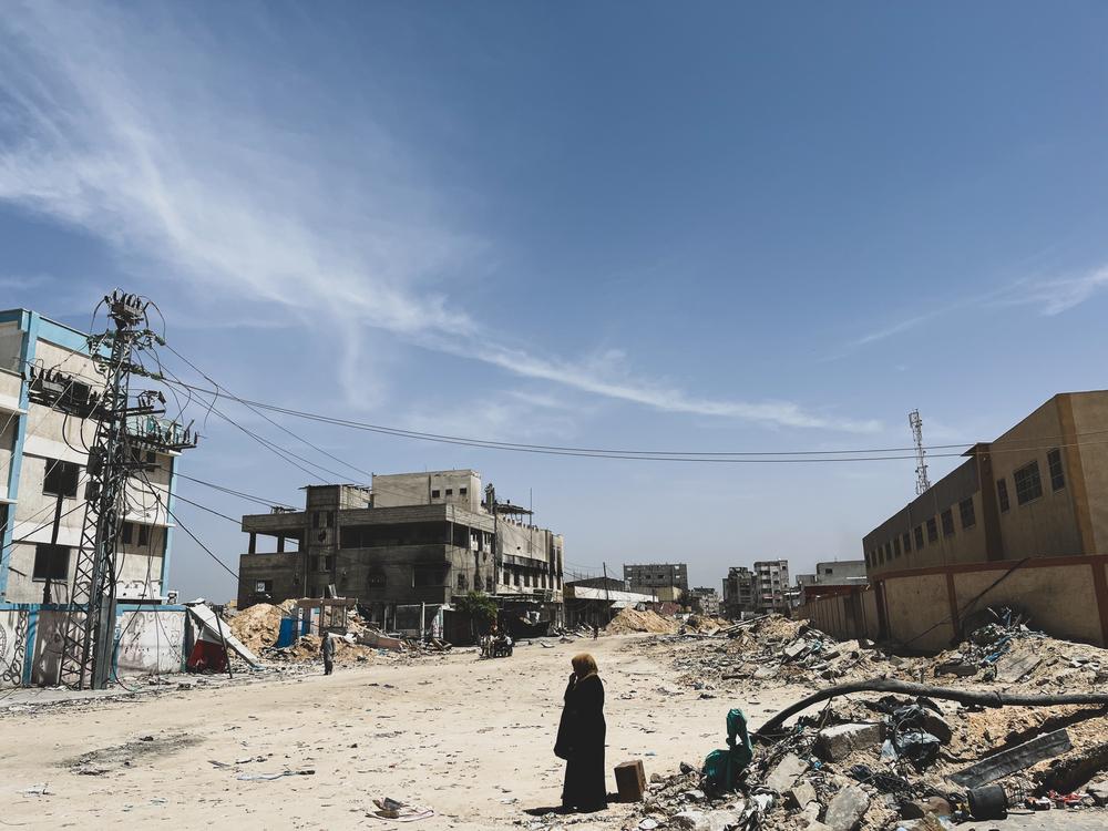 Palestine, Khan Younis, sud de Gaza, 22 avril 2024. Une femme attend un moyen de transport à Khan Younis. La ville est difficilement reconnaissable après le retrait des forces israéliennes de la zone, laissant un vaste champ de ruines. © Ben Milpas/MSF
