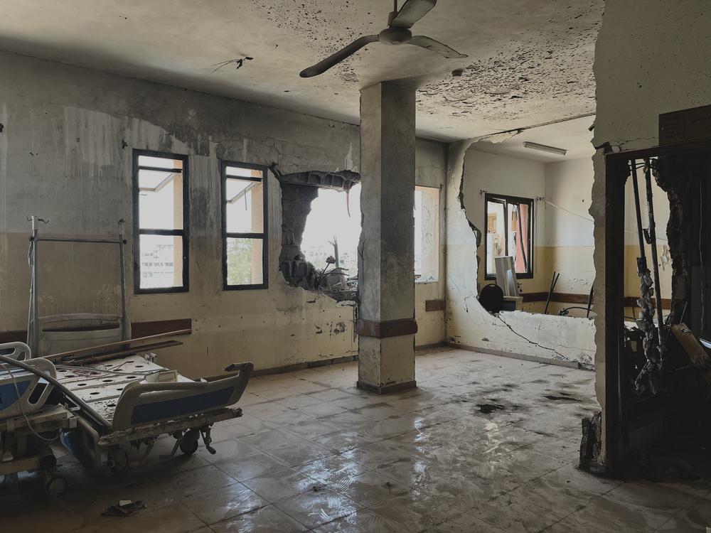 Palestine, Khan Younis, sud de Gaza, 23 avril 2024. Photographie prise à l'intérieur de l'hôpital Nasser, après que ce dernier a été assiégé par les forces israéliennes. Fin janvier, l'hôpital a été encerclé par les forces israéliennes après avoir envoyé des ordres d'évacuation concernant toute la zone. L'hôpital a été au centre de combats intenses pendant plusieurs semaines. ©Ben Milpas/MSF