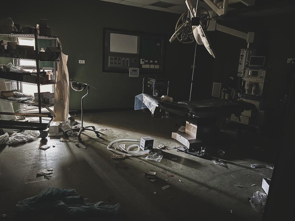 Palestine, Khan Younis, sud de Gaza, 23 avril 2024. Photographie prise à l'intérieur de l'hôpital Nasser, après que ce dernier a été assiégé par les forces israéliennes. Fin janvier, l'hôpital a été encerclé par les forces israéliennes après avoir envoyé des ordres d'évacuation concernant toute la zone. L'hôpital a été au centre de combats intenses pendant plusieurs semaines. © Ben Milpas/MSF