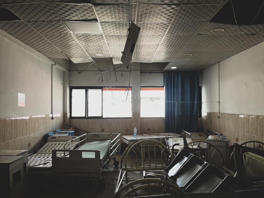 Palestine, Khan Younis, sud de Gaza, 23 avril 2024. Photographie prise à l'intérieur de l'hôpital Nasser, après que ce dernier a été assiégé par les forces israéliennes. Fin janvier, l'hôpital a été encerclé par les forces israéliennes après avoir envoyé des ordres d'évacuation concernant toute la zone. L'hôpital a été au centre de combats intenses pendant plusieurs semaines. © Ben Milpas/MSF