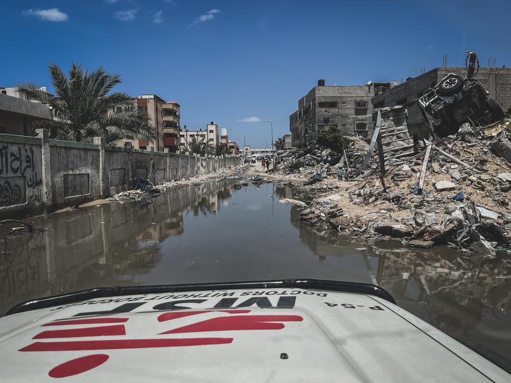 Palestine, Khan Younis, sud de Gaza, 13 mai 2024. Les rues autour de l'hôpital Nasser sont inondées d'eaux usées. Tout le système d'évacuation a été endommagé après des mois de combats intenses et de bombardements par les forces israéliennes. © Ben Milpas/MSF