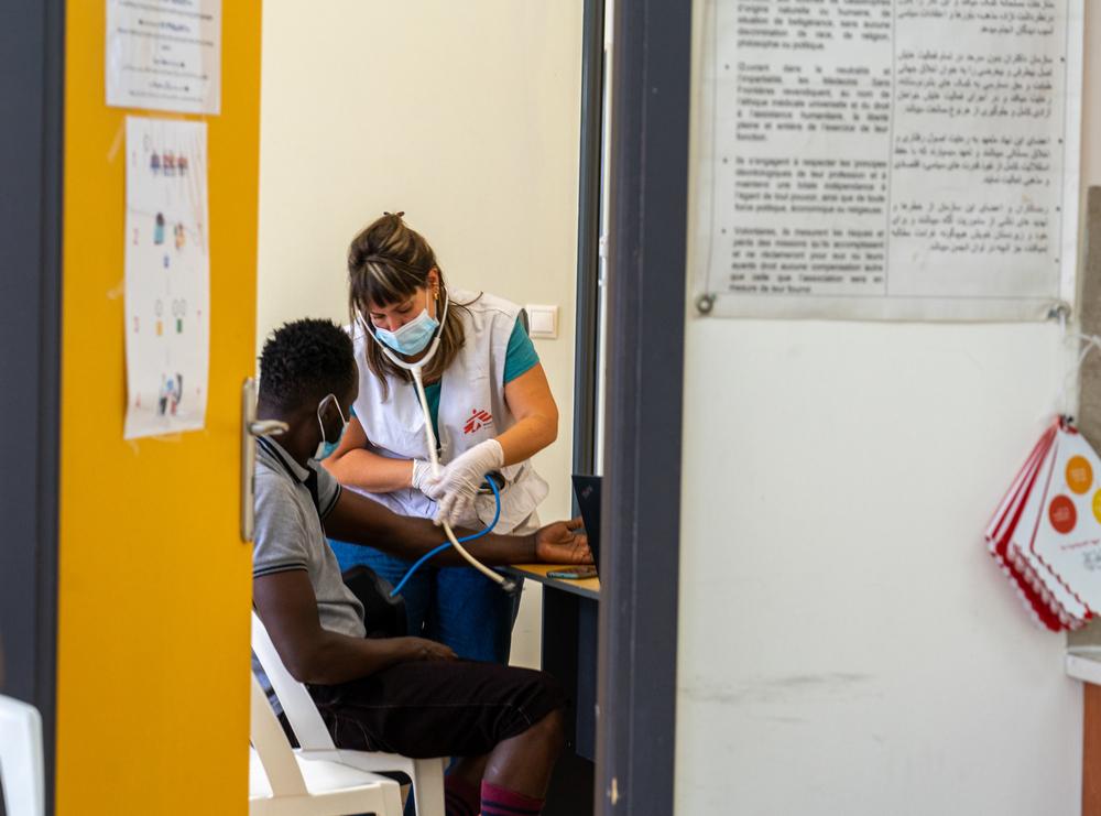 Une infirmière MSF mesure la tension artérielle d'un patient lors du triage dans le cadre de l'activité de soins de santé primaires à la clinique MSF Sea House, sur l'île de Lesvos, en Grèce. Avril, 2024 © Evgenia Chorou/MSF
