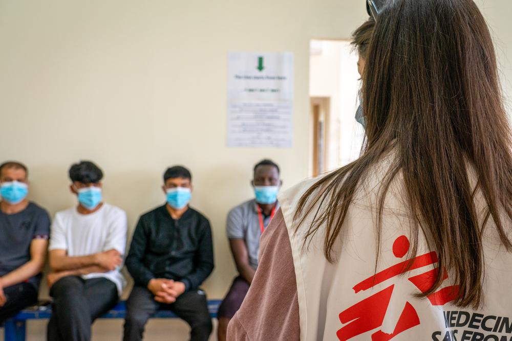 Un agent de MSF mène une session de sensibilisation auprès des patients dans la salle d'attente de la clinique MSF Sea House, sur l'île de Lesvos, en Grèce, pendant les heures d'ouverture des soins de santé primaires. Avril, 2024© Evgenia Chorou/MSF