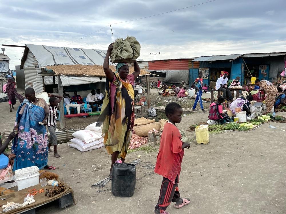 Scène de la vie quotidienne à l'intérieur du site de protection des civils (PoC), à Malakal. Mai, 2024  © Kristen Poels/MSF