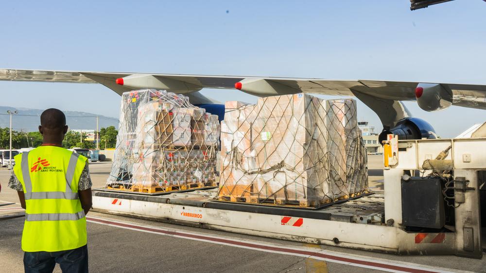 MSF affrète 80 tonnes de matériel médical et de fournitures pour ses hôpitaux à Port-au-Prince. 13 juin, 2024 © MSF