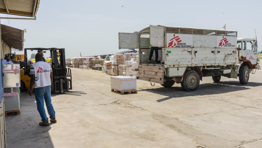 MSF affrète 80 tonnes de matériel médical et de fournitures pour ses hôpitaux à Port-au-Prince. 13 juin, 2024 © MSF