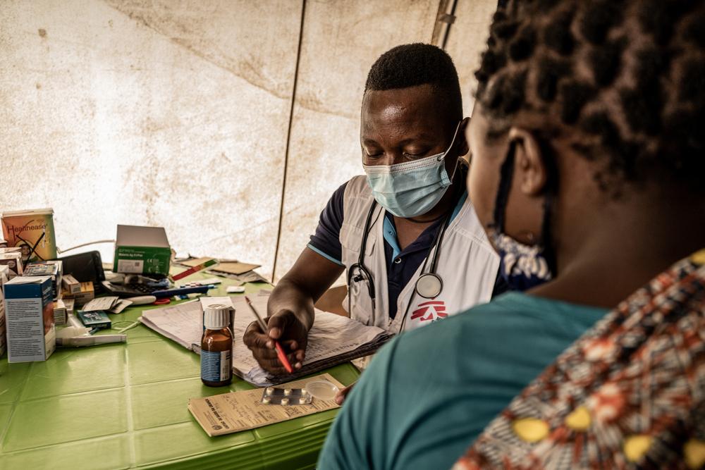 Le médecin Nazario Jaime est vu lors d'une consultation avec un patient vivant sur le site de Nicuapa, dans la province de Cabo Delgado. © Tadeu Andre