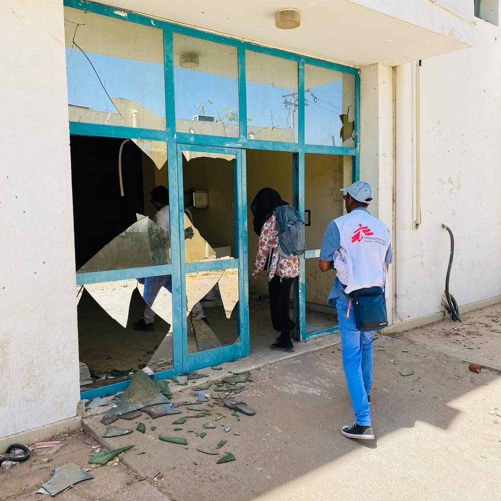 Les équipes MSF évaluent les dégâts dans un centre de santé soutenu par MSF au Soudan, à la suite d'un pillage et d'une prise d'assaut.©MSF 