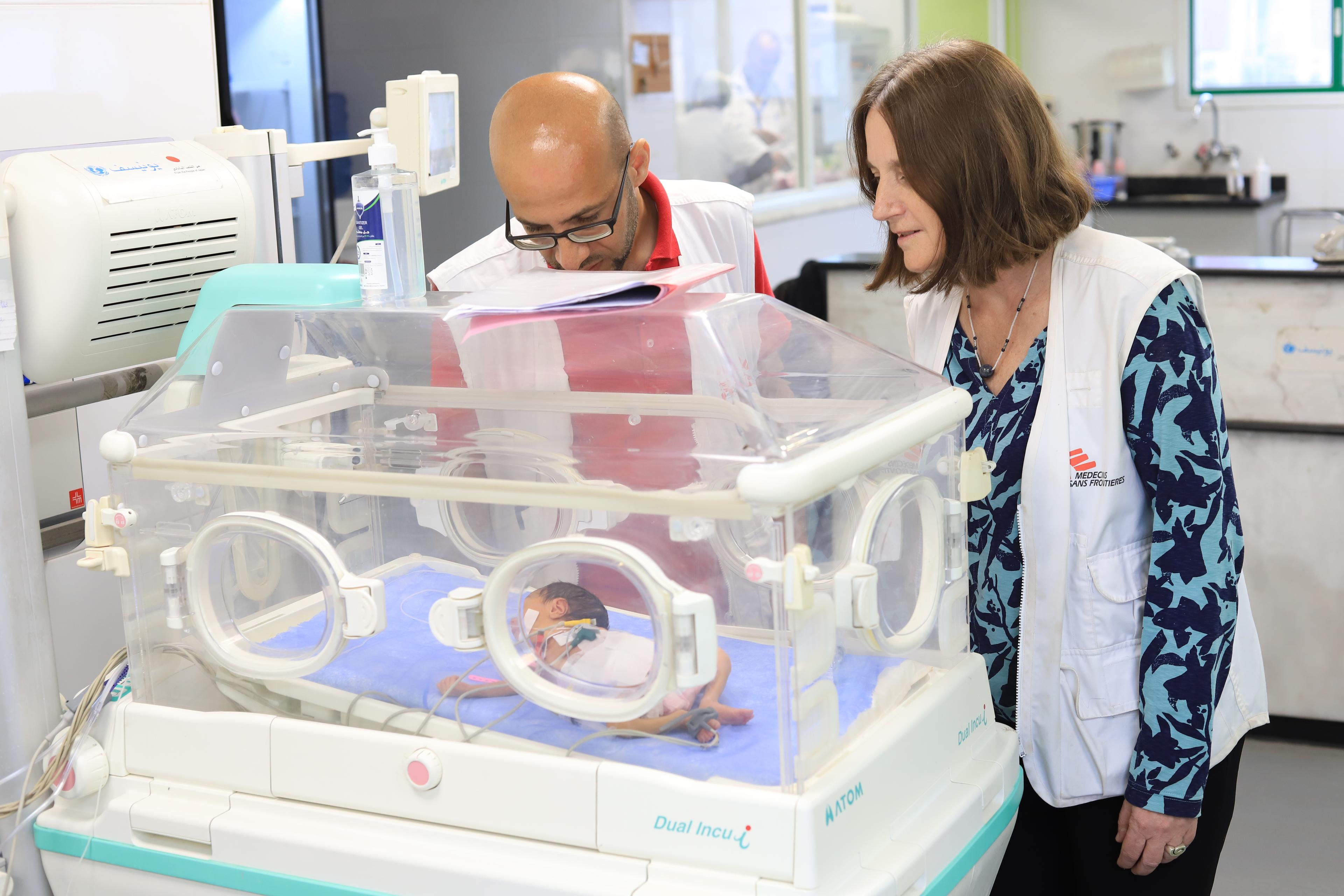 Mohammad Shihada (à gauche), infirmier superviseur, et Joanne Perry (à droite), référente médicale du projet à Gaza, inspectent le service de maternité de l'hôpital Nasser, dans le sud de Gaza. ©Mariam Abu Dagga/MSF .