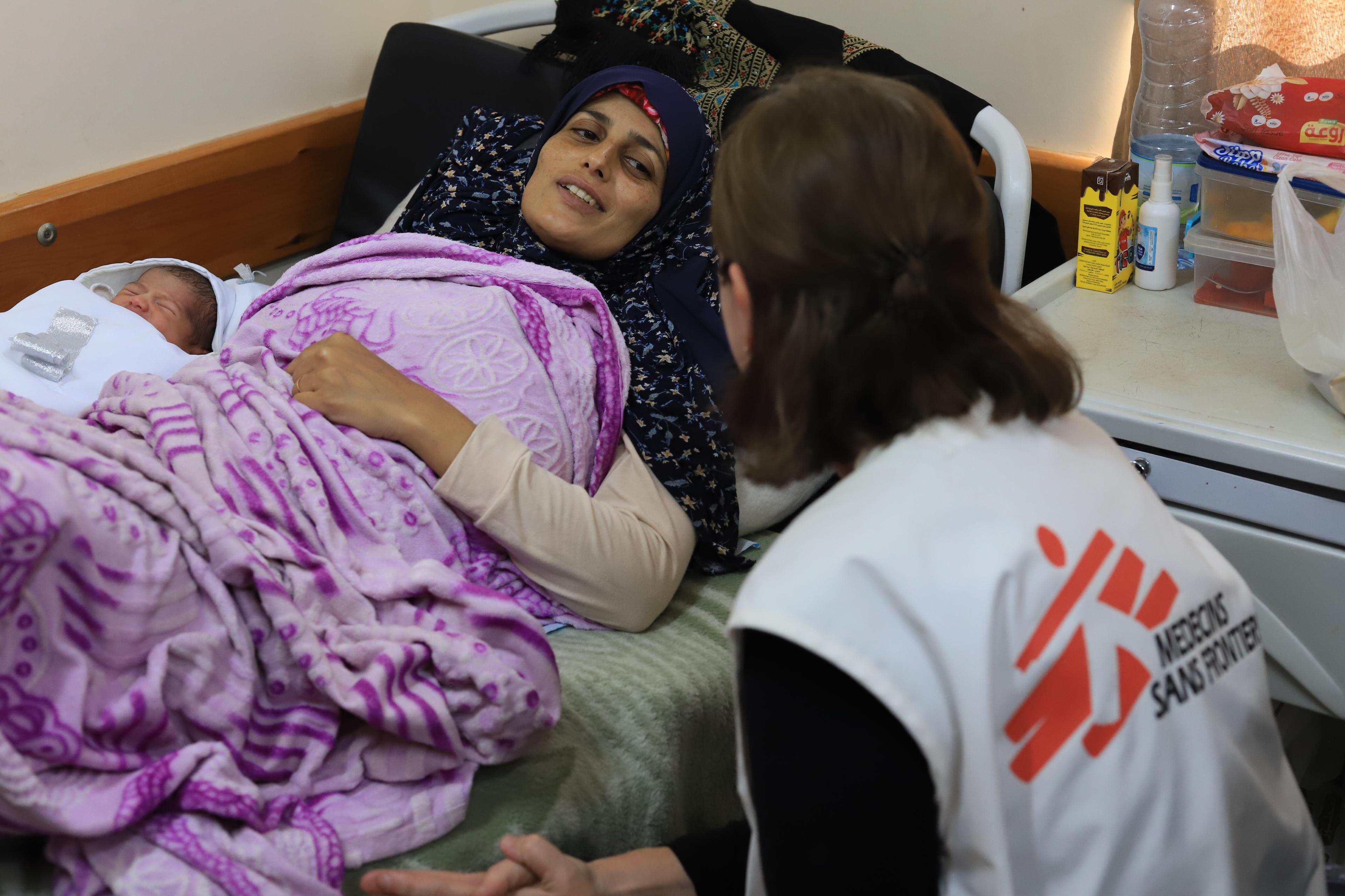 Suad recently gave birth at Nasser Hospital in southern Gaza.  ©Mariam Abu Dagga/MSF 