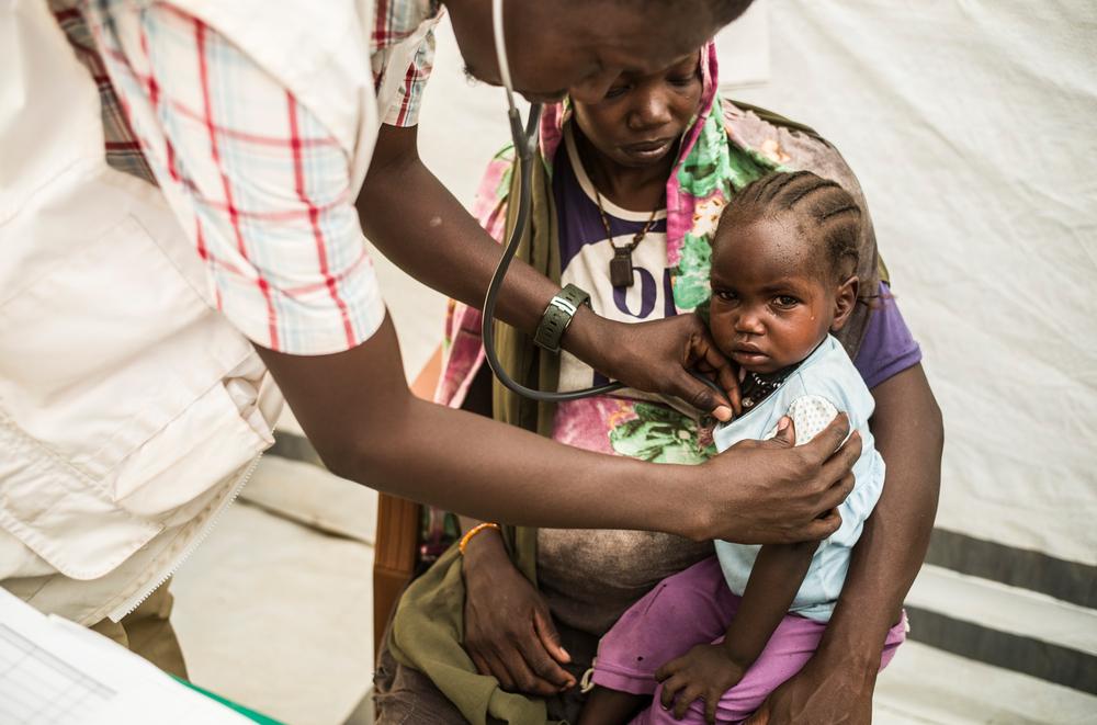 Paediatric consultation at the MSF outpatient clinic in the Ambelia transit camp. Ashia Abdallah, 25, pregnant, and her daughter Remas Abdallah, 4, arrived in Chad almost 9 months ago. Her daughter's eyes are red and she suffers from conjunctivitis © Corentin Fohlen/Divergence