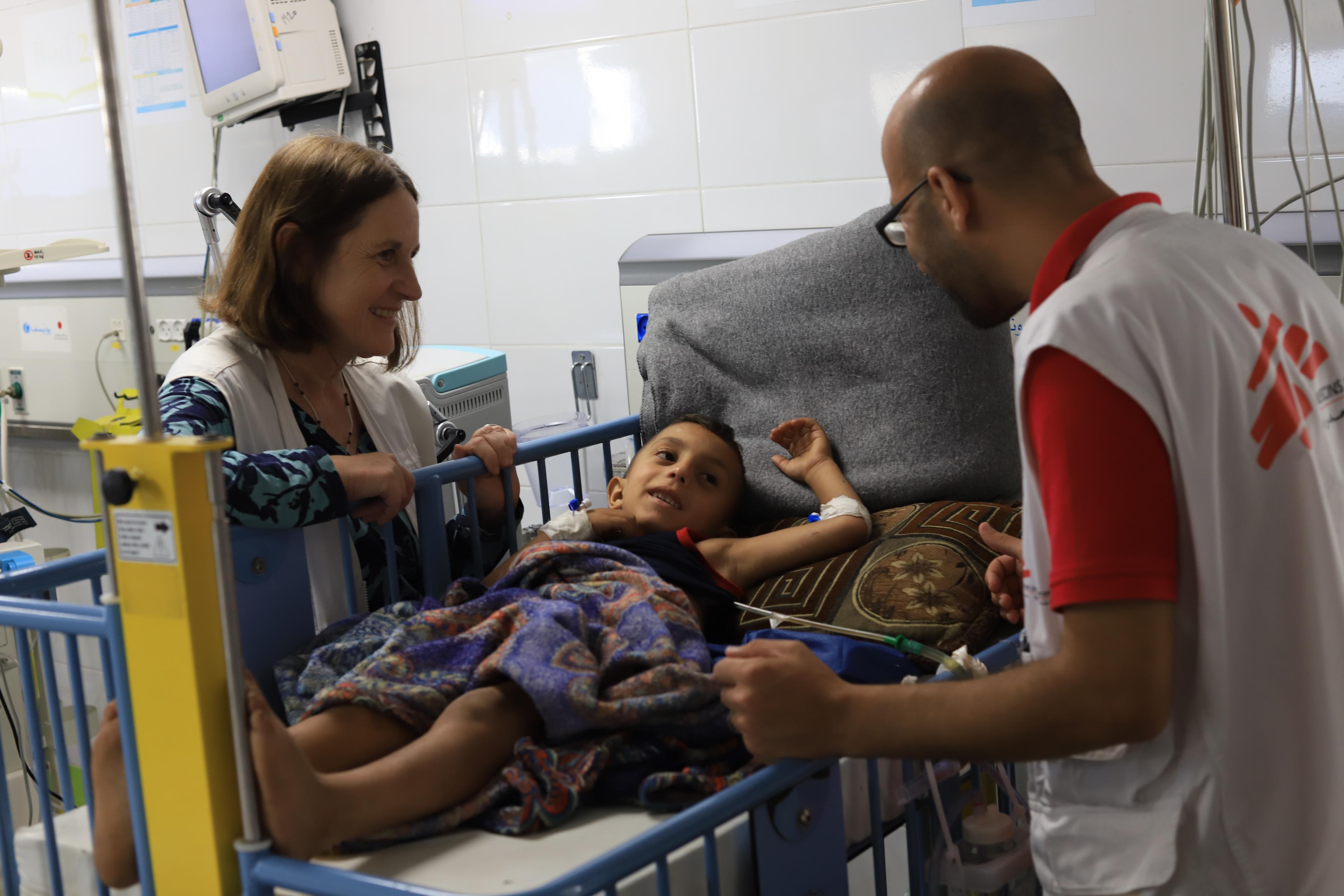 Mohammad Shihada, infirmier superviseur, et Joanne Perry, référente médicale du projet à Gaza, s'occupent d'un patient qui reçoit des soins après avoir été blessé à Gaza. ©Mariam Abu Dagga/MSF 