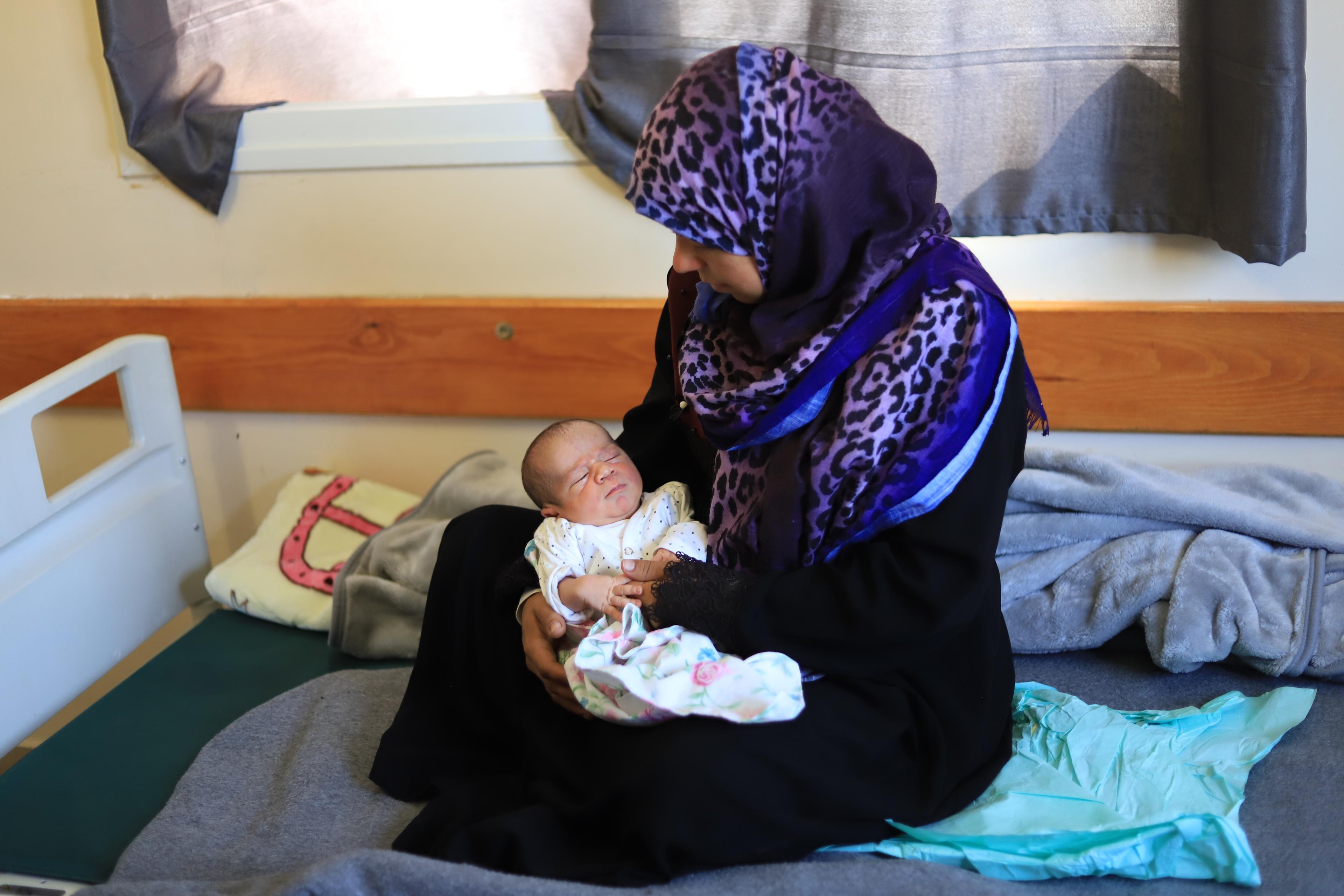 Khadra, a accouché à l'hôpital Nasser, dans le sud de Gaza. © Mariam Abu Dagga/MSF 