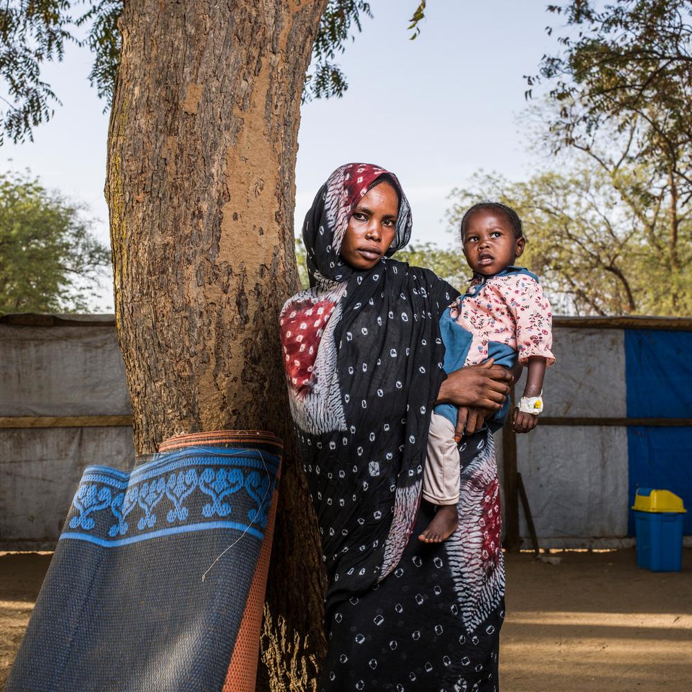 Portrait d'Umsamaha Yacoub, 25 ans, Tchadienne, et de son fils Adam Said, 5 ans, admis dans l'unité de nutrition intensive de MSF.  ©Corentin Fohlen/Divergence 