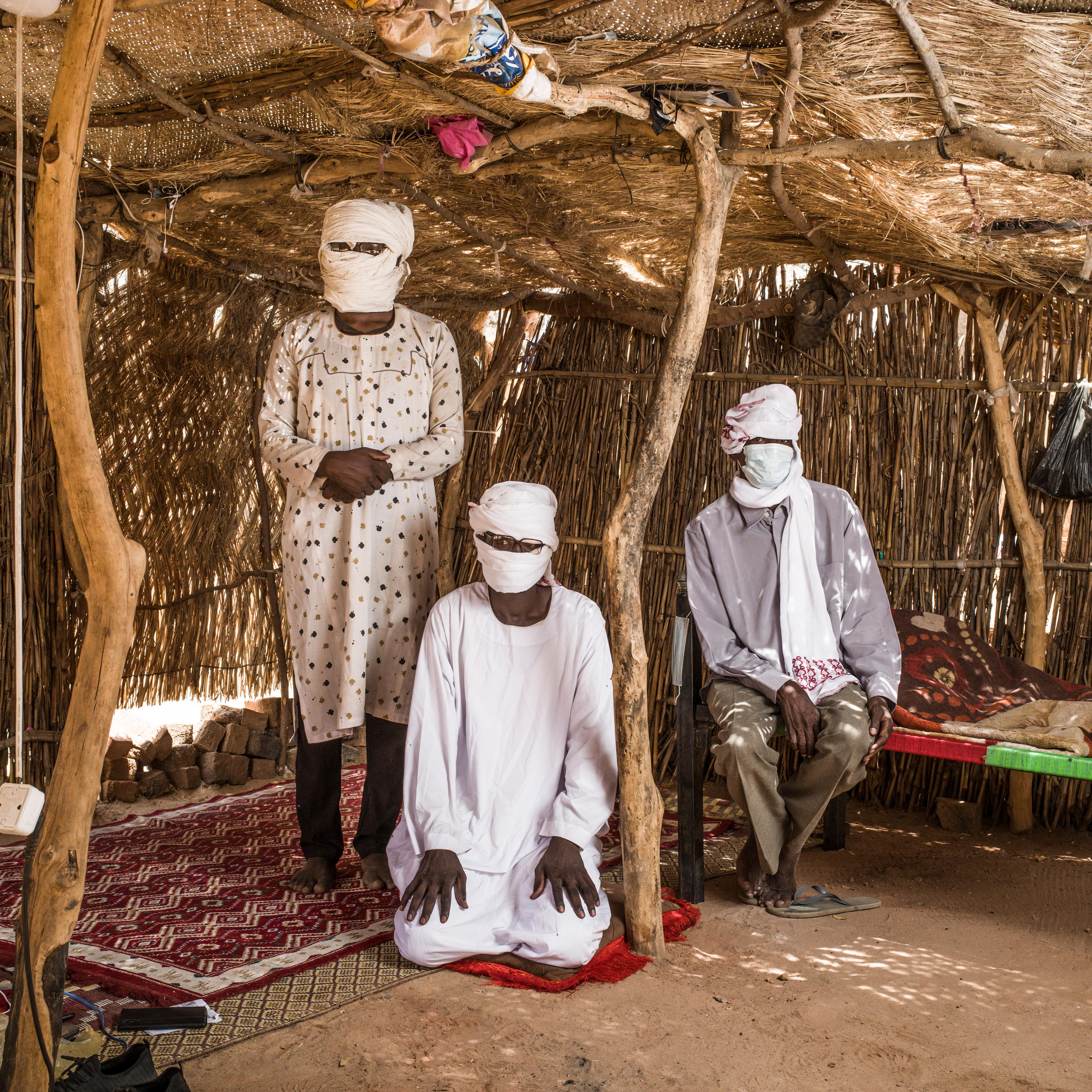 Portrait de trois avocats, aujourd'hui réfugiés au Tchad. Ils travaillaient au Salam Center of Legal Aid, à El Geneina, au Soudan, pour documenter les violations des droits de l'homme et soutenir les victimes. Ils sont toujours actifs au Tchad malgré les menaces. © Corentin Fohlen/Divergence 