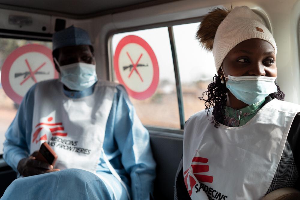 Les membres de l'équipe de promotion de la santé de MSF se rendent dans le village de Maishaika, dans l'État de Kebbi, pour organiser une démonstration de la recette Tom Brown. ©Georg Gassauer/MSF 