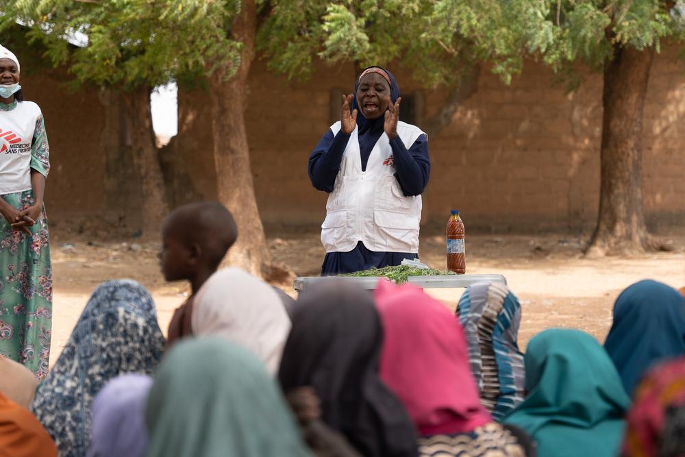 Maryam Muhammad, superviseur MSF de la promotion de la santé à Kebbi, fait une démonstration de la recette Tom Brown dans le village de Maishaka, dans l'État de Kebbi, au nord-ouest du Nigeria. Une centaine de femmes ont participé à cette démonstration. ©Georg Gassauer/MSF 