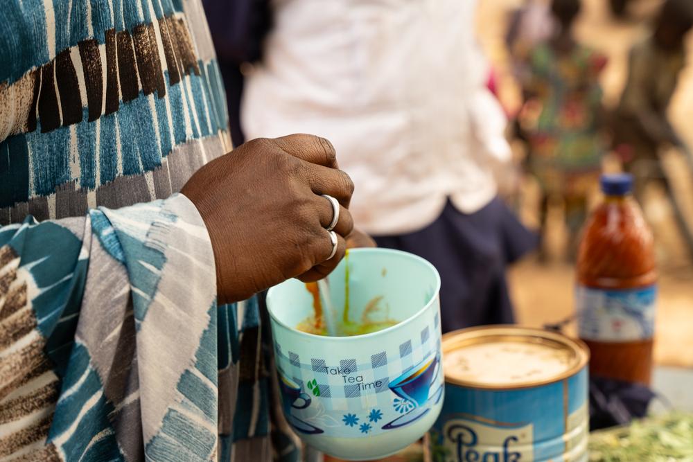 A woman prepares Tom Brown during a demonstration organized by MSF in Maishaka village, Kebbi State, North West Nigeria. Around a hundred women participated in this demonstration. ©Georg Gassauer/MSF 