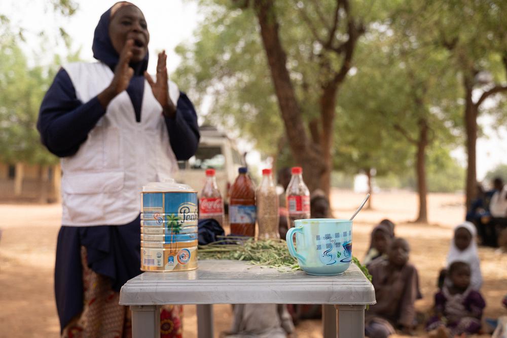 Maryam Muhammad, superviseur MSF de la promotion de la santé à Kebbi, fait une démonstration de la recette Tom Brown dans le village de Maishaka, dans l'État de Kebbi, au nord-ouest du Nigeria. Une centaine de femmes ont participé à cette démonstration. ©Georg Gassauer/MSF 