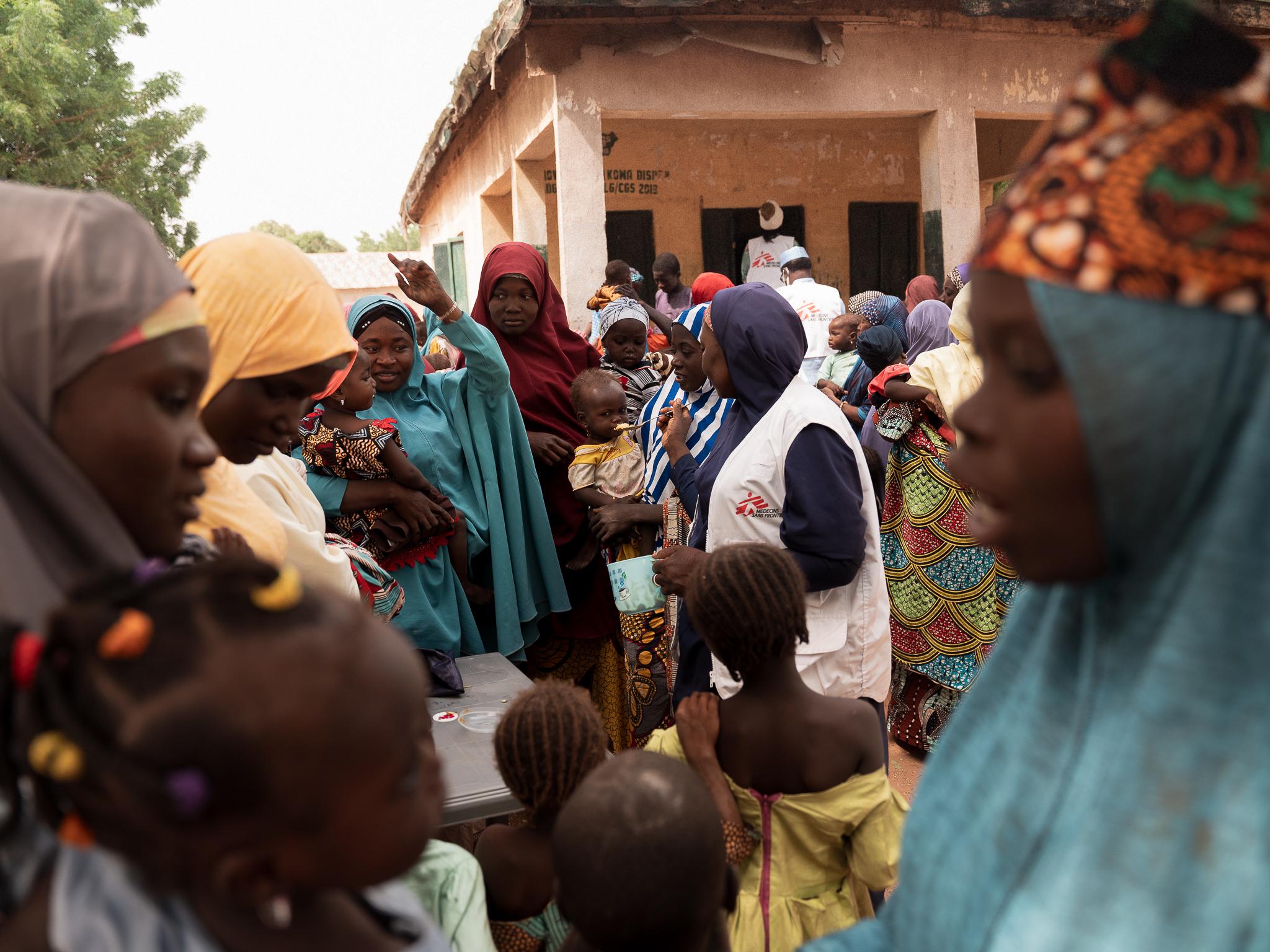 Maryam Muhammad, superviseur MSF de la promotion de la santé à Kebbi, fait une démonstration de la recette Tom Brown dans le village de Maishaka, dans l'État de Kebbi, au nord-ouest du Nigeria. Une centaine de femmes ont participé à cette démonstration. ©Georg Gassauer/MSF 