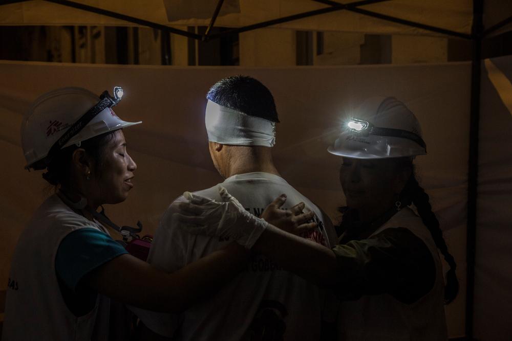 Un patient de 70 ans est soigné par le personnel MSF à Lima après avoir été touché à la tempe gauche par des plombs tirés par la police.