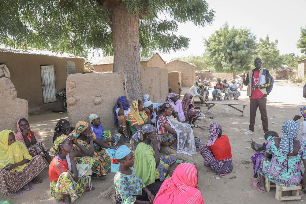 Activité communautaire menée par des agents de santé communautaire avec les femmes du camp de déplacés de Gancé