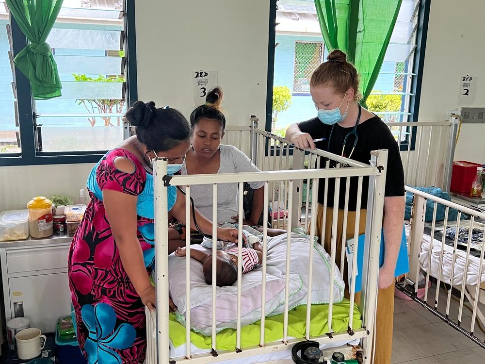 Le Dr Meritima, interne en pédiatrie de Kiribati, examine Nei Aam, cinq mois, admise avec une bronchiolite à l'hôpital central de Tungaru à Tarawa, le mois dernier, sous la surveillance de la mère de Nei Aam, Bwaurina Tekiaa et de la pédiatre de MSF, le Dr Joanne Clarke.