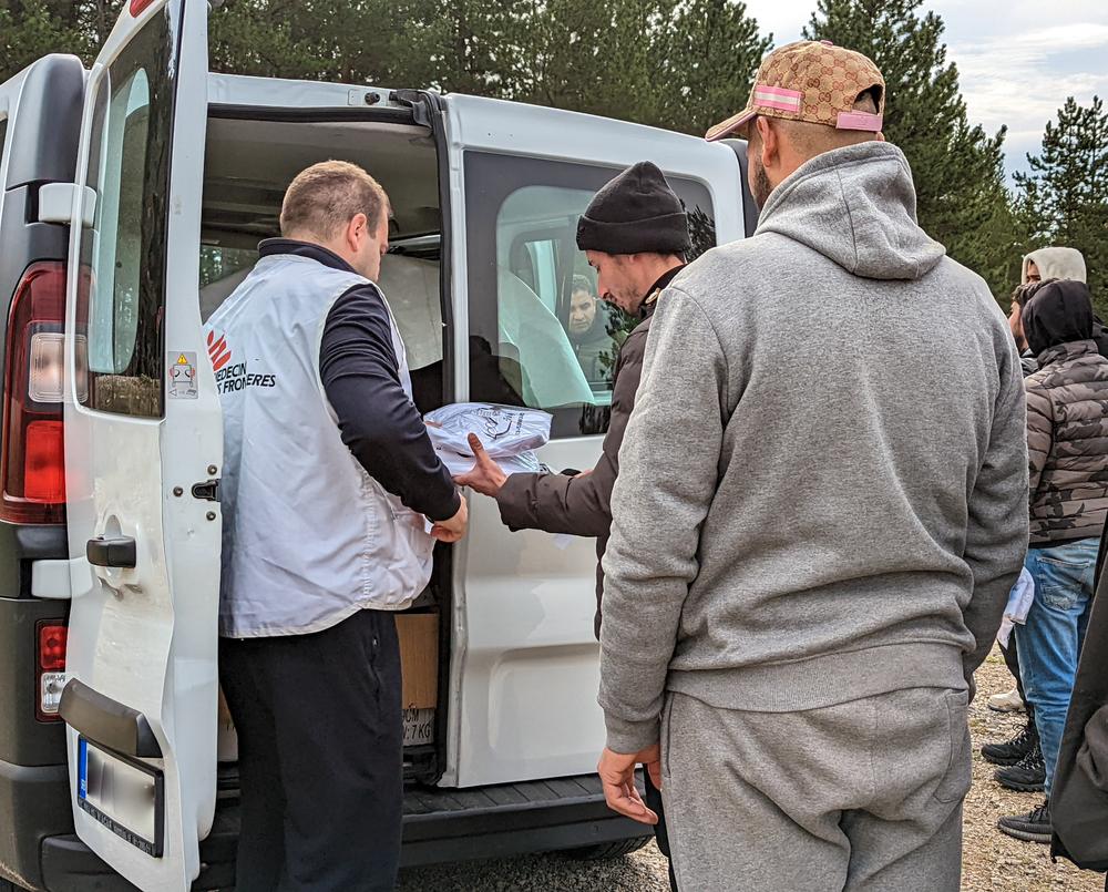 Une équipe MSF fournit des vêtements aux patients qui attendent une consultation médicale à la clinique mobile MSF de Pirot, dans la région frontalière entre la Serbie et la Bulgarie.