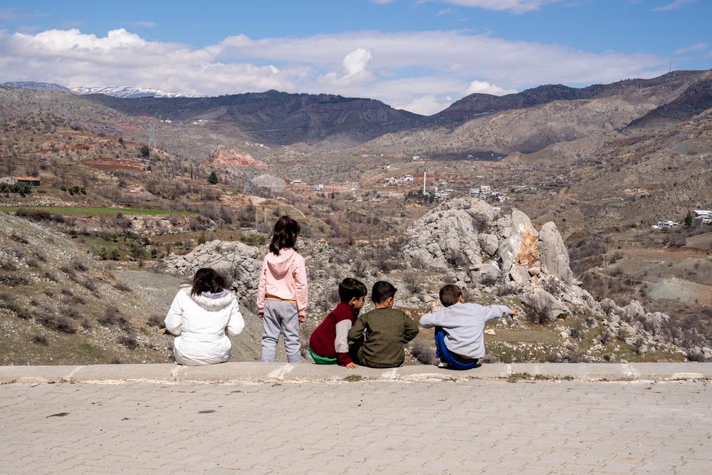 Des enfants se rassemblent dans le village de Kayatepe (Rezip), à la périphérie d'Adiyaman.