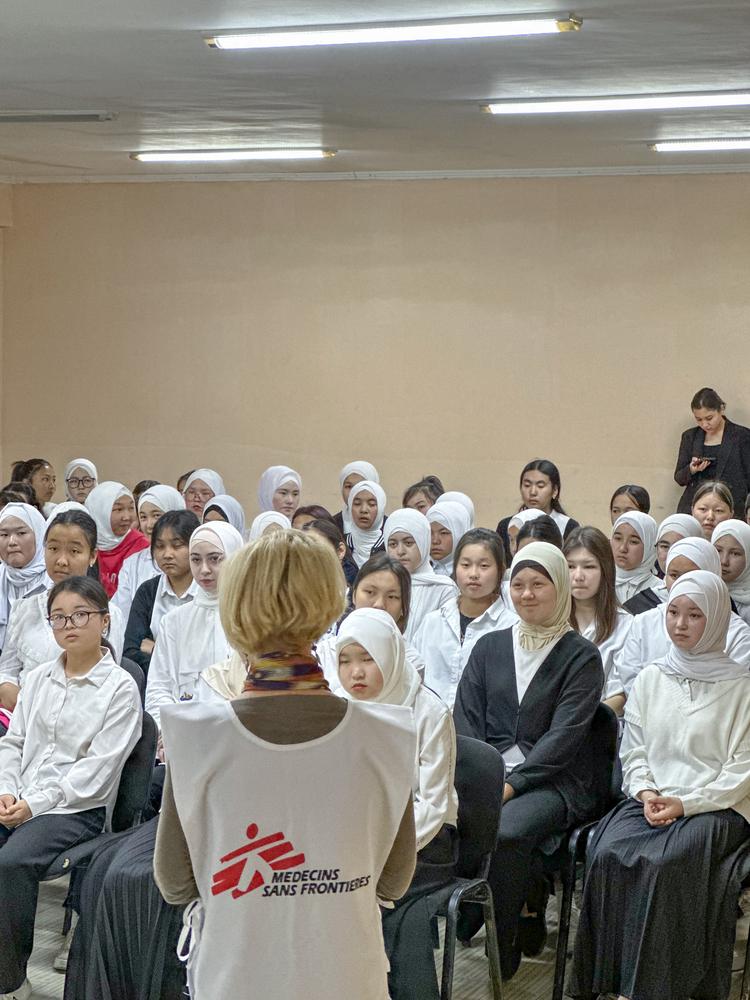 En prévision de la Journée internationale d’action pour la santé des femmes, le 28 mai prochain, nos équipes médicales au Kirghizistan ont organisé des séances de sensibilisation à l’hygiène féminine pour les lycéennes.