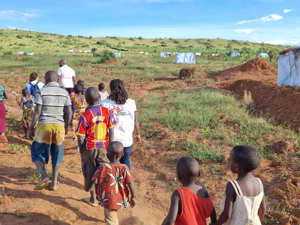 Le personnel de MSF avec des réfugiés dans la nouvelle installation de Kabwera, camp de Nakivale.