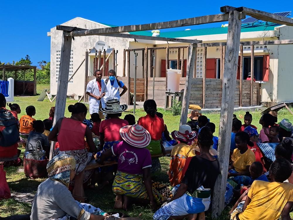 Des personnes se sont rassemblées devant le centre de santé primaire d'Ambahy, dans le district de Nosy Varika, au sud-est du pays, en attendant une consultation médicale et un dépistage de la malnutrition.