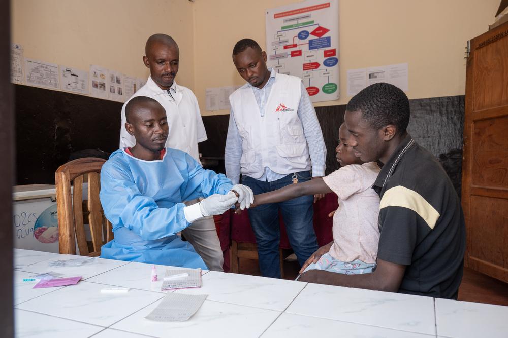 Jean Paul NSABIMANA (G), titulaire adjoint du centre de santé de Rugombo en supervision conjointe avec Michel KAVUZA (D), infirmier superviseur du centre de santé, supervise un laborantin en train de faire un prélèvement de sang.