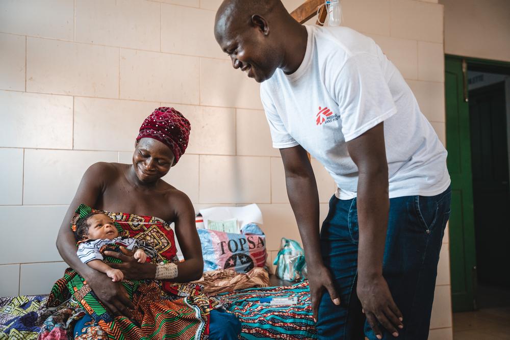 Un gynécologue de MSF suit une patiente dans le service de maternité pour les femmes ayant accouché par césarienne, à l'hôpital Klouékanmè.