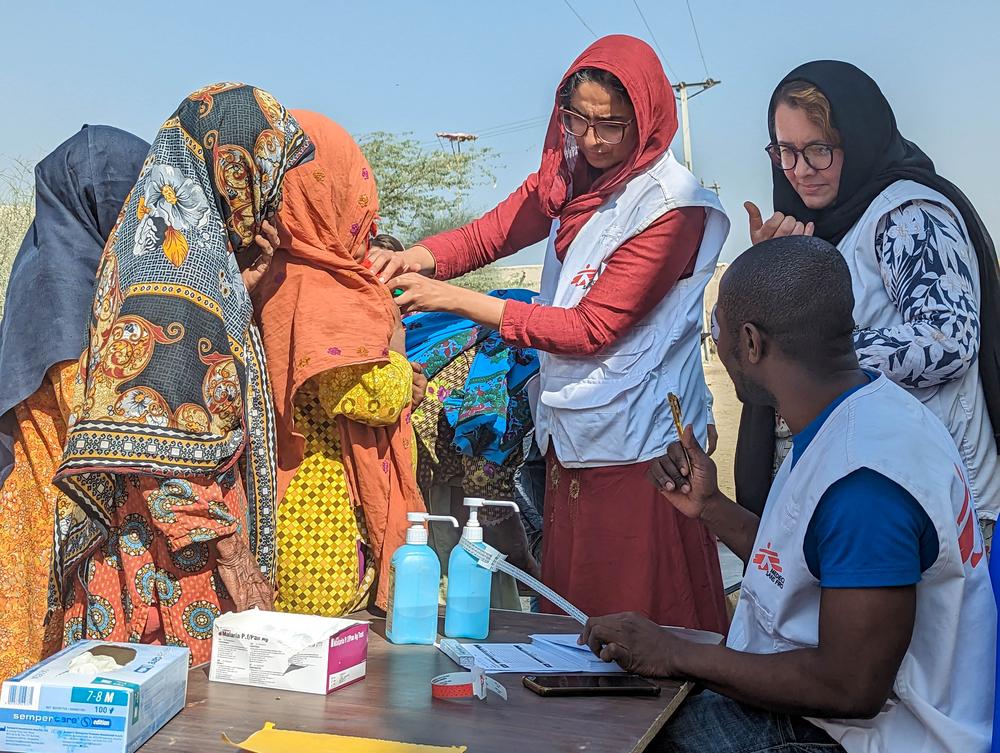 Le personnel médical de la clinique mobile de MSF effectue un dépistage de la malnutrition chez les enfants à l’aide de la mesure du périmètre brachial. Dans les zones touchées par les inondations, MSF propose des consultations prénatales et postnatales. Février 2023