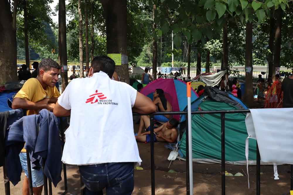 Le personnel de MSF fournit des informations sur l'hygiène et l'assainissement dans le camp de Viva México