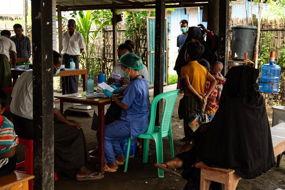 Les patients, dont beaucoup sont des Rohingyas, attendent d'être triés dans le camp de Kyein Ni Pyin à Pauktaw. 