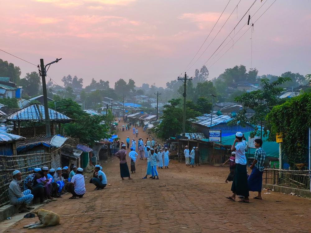 Des réfugiés rohingyas se rassemblent et discutent dans les camps de Cox’s Bazar.