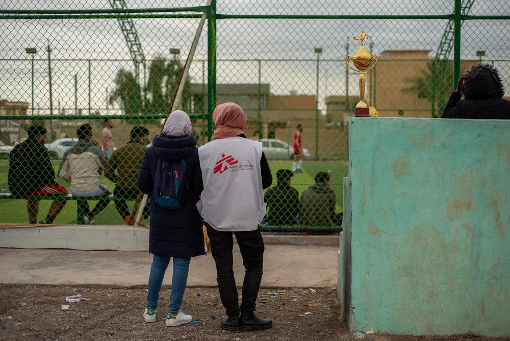 Des membres de l'équipe MSF à Hawija jouent un match de football. 