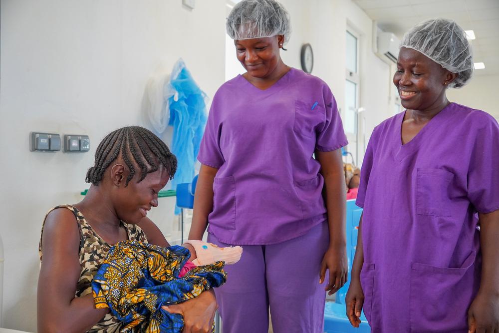 Des sages-femmes assistent une patiente en post-partum pendant l'allaitement à l'hôpital de Kenema. Elles participent au programme de formation aux soins cliniques de sage-femme de l'Académie MSF pour les soins de santé
