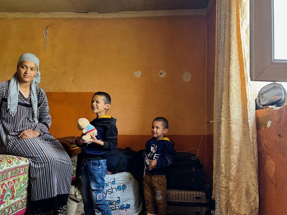 Fatima Gurezova, 28 ans, et ses enfants, chez eux dans le district de Varzob au Tadjikistan.